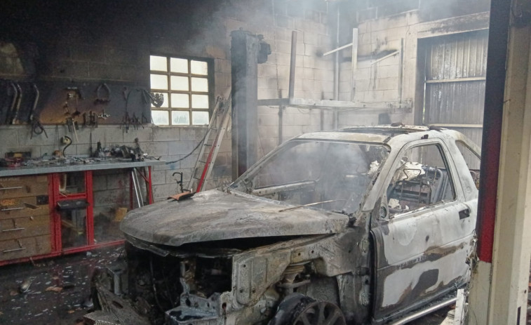 Arden dos coches en el incendio de un cobertizo en Laxe