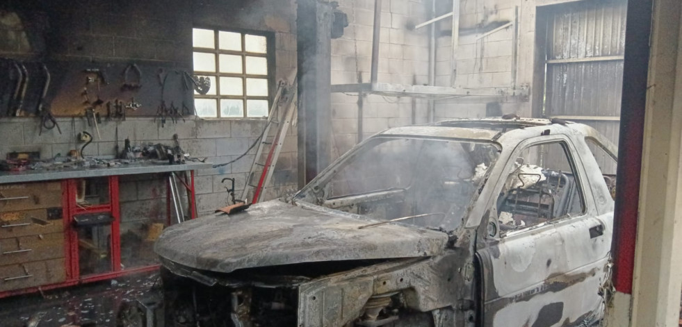 Arden dos coches en el incendio de un cobertizo en Laxe