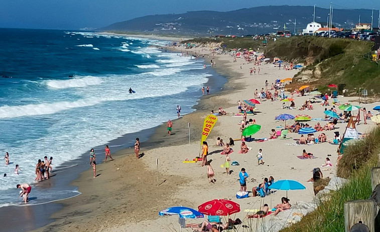 Diez playas de la Costa da Morte volverán a lucir este verano la bandera azul