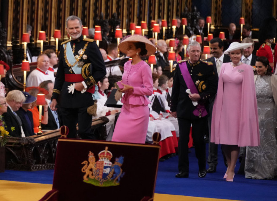 Blanco, azul y rosa, los outfits más vistos en la coronación de Carlos III