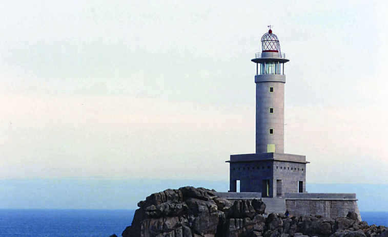 El arquitecto del Faro de Punta Nariga o del cementerio de Fisterra, César Portela, Medalla de Oro de la Arquitectura