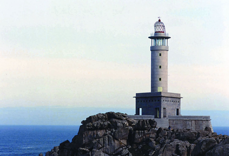 El arquitecto del Faro de Punta Nariga o del cementerio de Fisterra, César Portela, Medalla de Oro de la Arquitectura