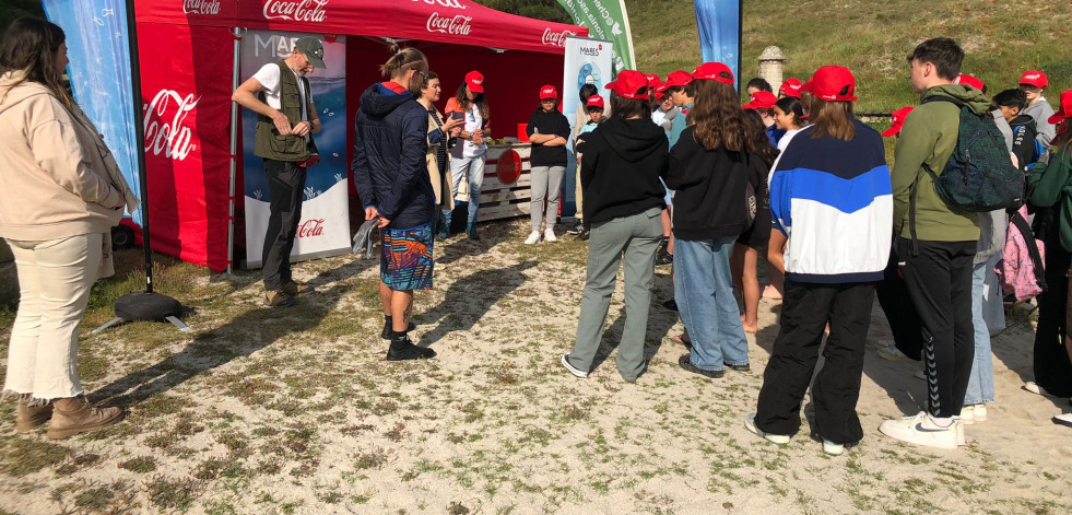 Casi 40 voluntarios del IES Urbano Lugris limpian Playa Seaia