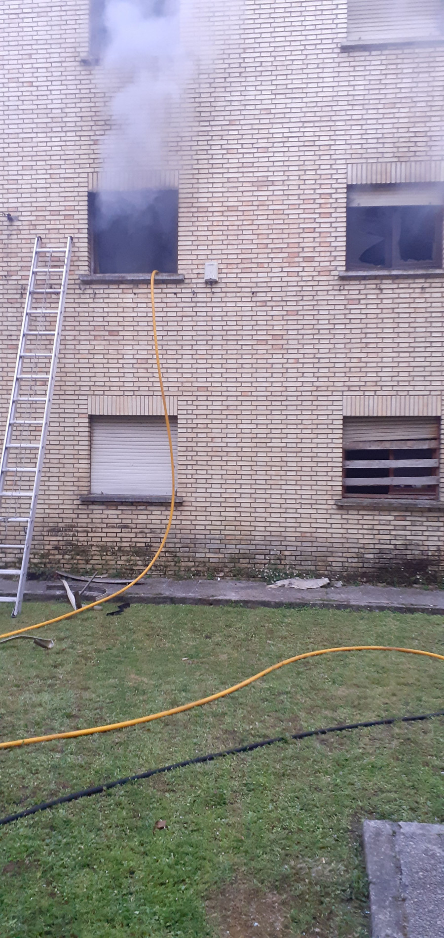 Sendos incendios en una vivienda de Ponteceso y en una de las abandonadas casas de los maestros de Carballo