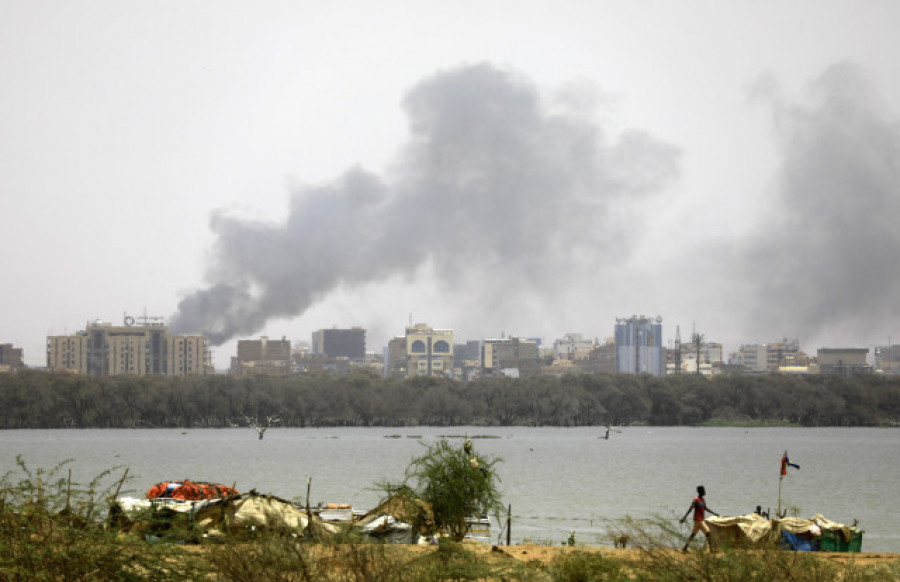 Prosiguen los ataques y bombardeos en Jartum pese al acuerdo humanitario de Yeda