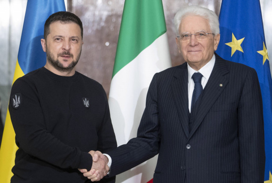 Zelenski, recibido con honores militares por el jefe del Estado italiano