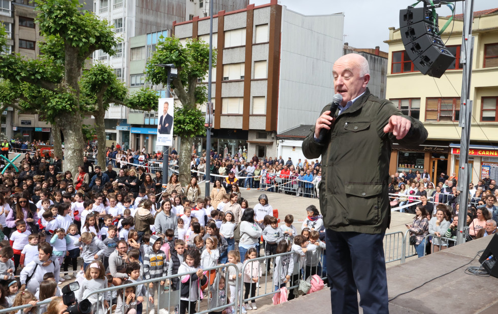 Los escolares de Carballo cantan el mayor 
