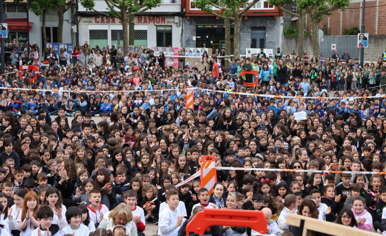 Los escolares de Carballo tributan a O Xestal  el mayor “Apaga o candil” de la historia