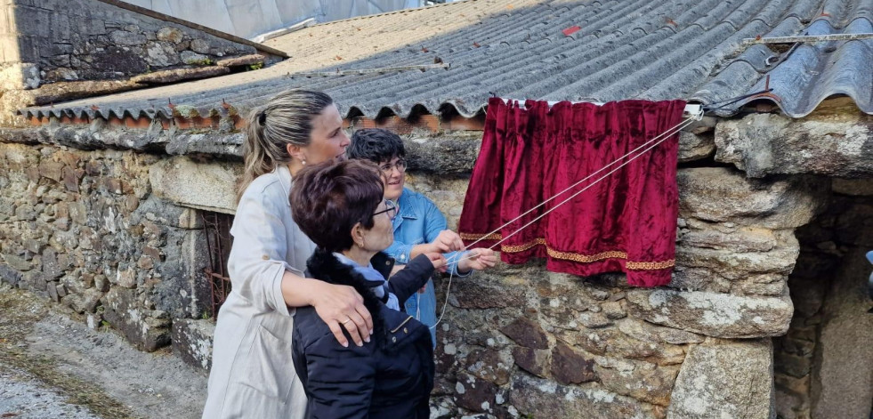 Una placa para recordar a Elisa y Marcela en Vimianzo