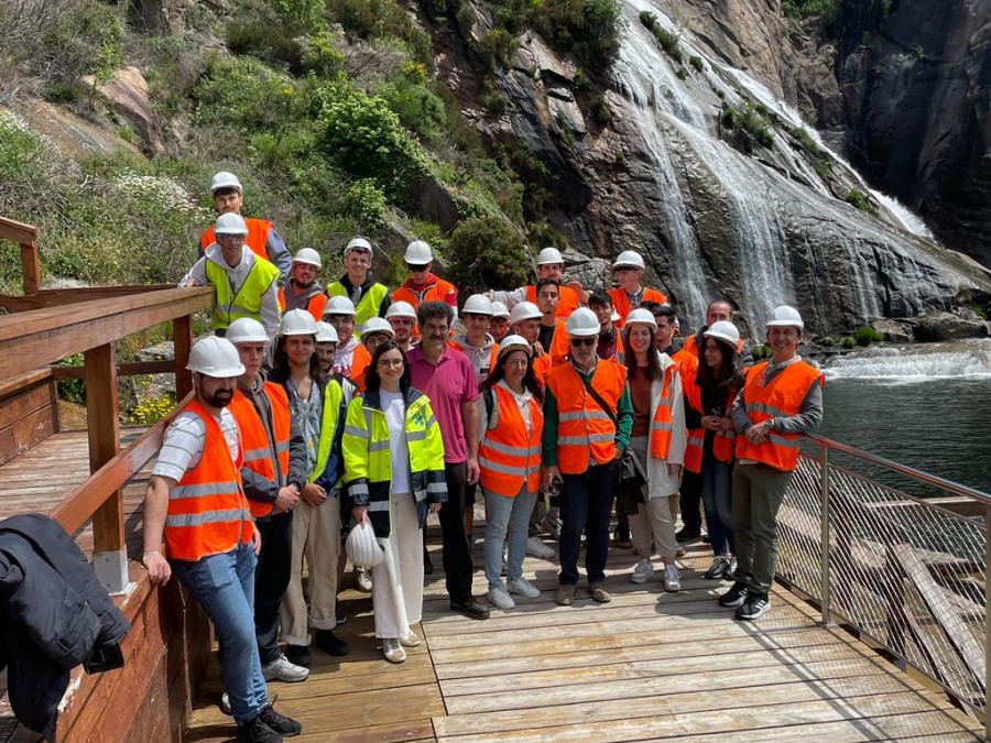 XEAL recibe la visita de una treintena de estudiantes del IES 12 de Outubro de Ourense