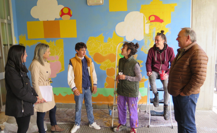 El alumnado del CEIP Otero Pedrayo de A Laracha pinta un mural por la igualdad