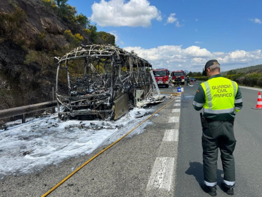 Arde sin heridos un autobús con 55 personas que volvían de un partido en Navarra