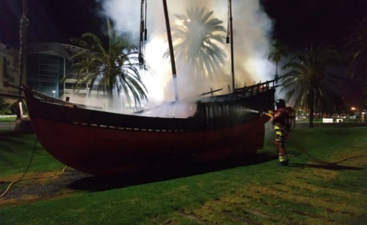 Arde la réplica de la carabela de 'La Niña' en el parque de Santa Catalina, en Las Palmas de Gran Canaria
