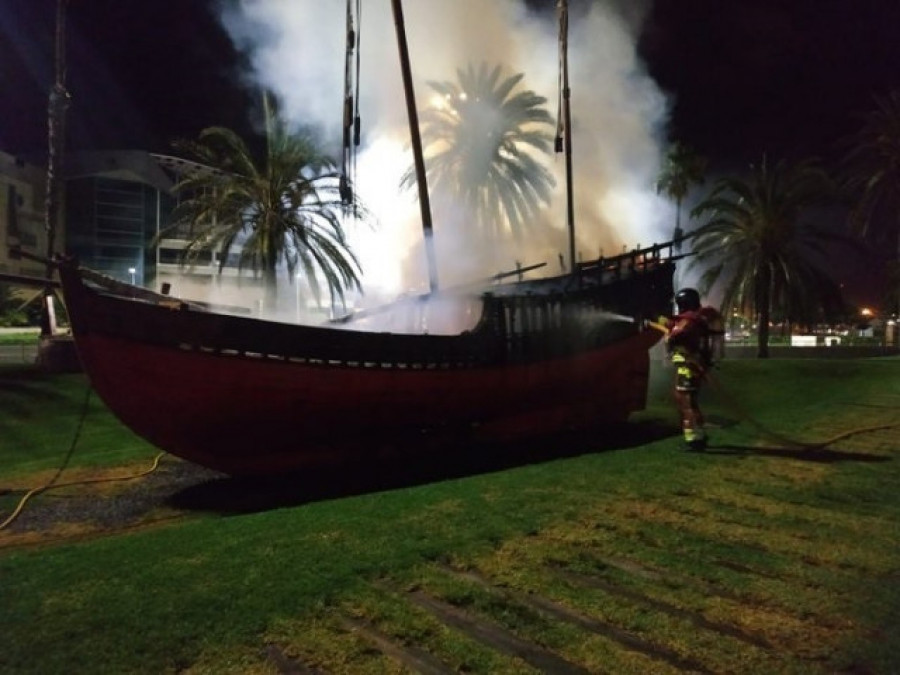 Arde la réplica de la carabela de 'La Niña' en el parque de Santa Catalina, en Las Palmas de Gran Canaria