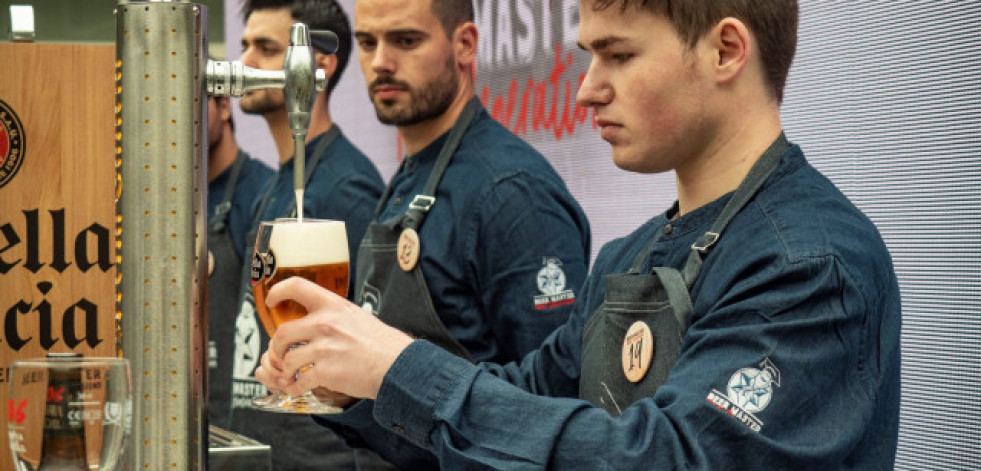 Los hosteleros gallegos del futuro ponen a prueba su destreza en el servicio de cerveza