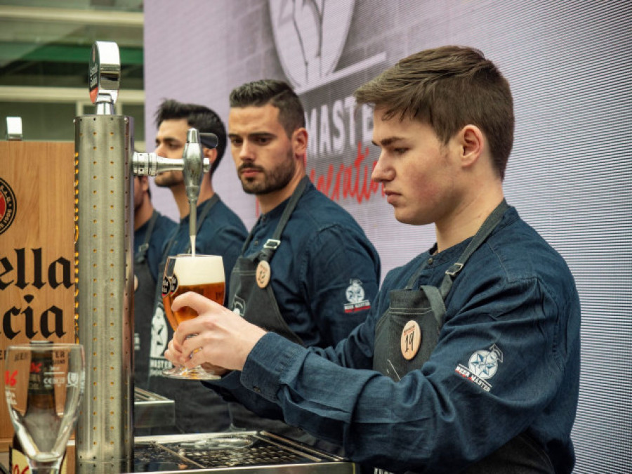 Los hosteleros gallegos del futuro ponen a prueba su destreza en el servicio de cerveza