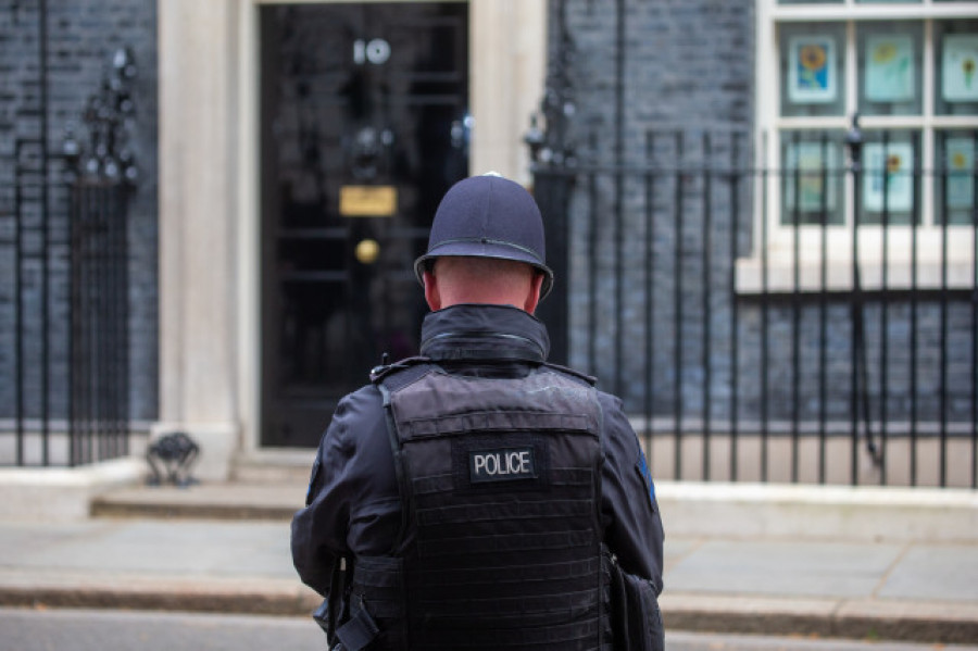 Un detenido por daños y conducción peligrosa tras colisionar su coche en Downing Street