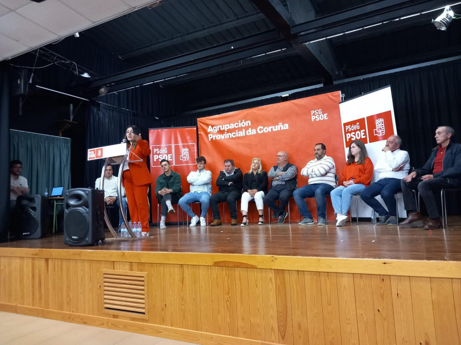 Bernardo Fernández respalda a la candidata del PSOE de Zas, Sheila Rial, en el cierre de campaña