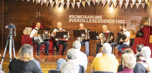 Berdillo disfruta de la música de acordeón