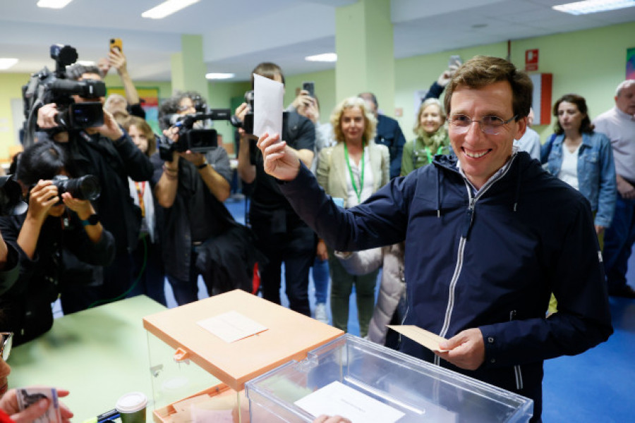 Almeida vota y anima a acudir a la cita con las urnas: "Cae agua pero lo que tiene que caer de verdad son votos"