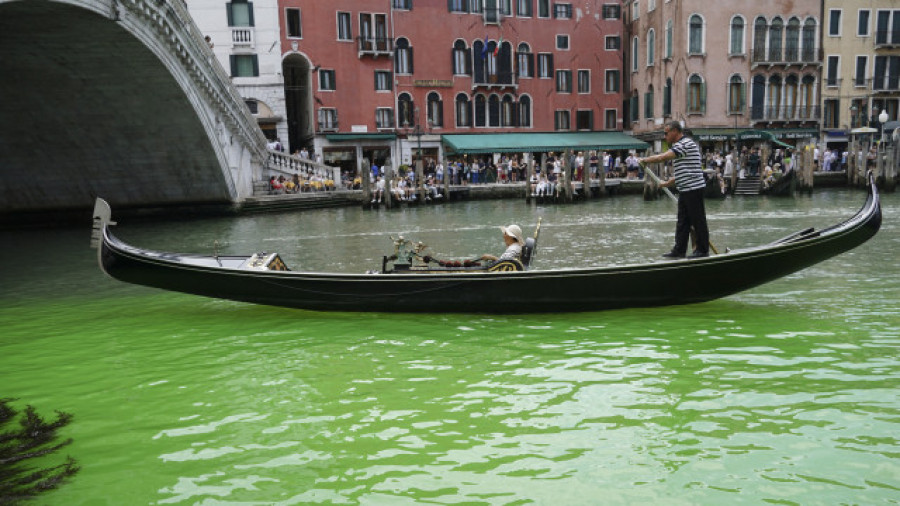 El agua del Gran Canal de Venecia se tiñe de un misterioso verde fluorescente