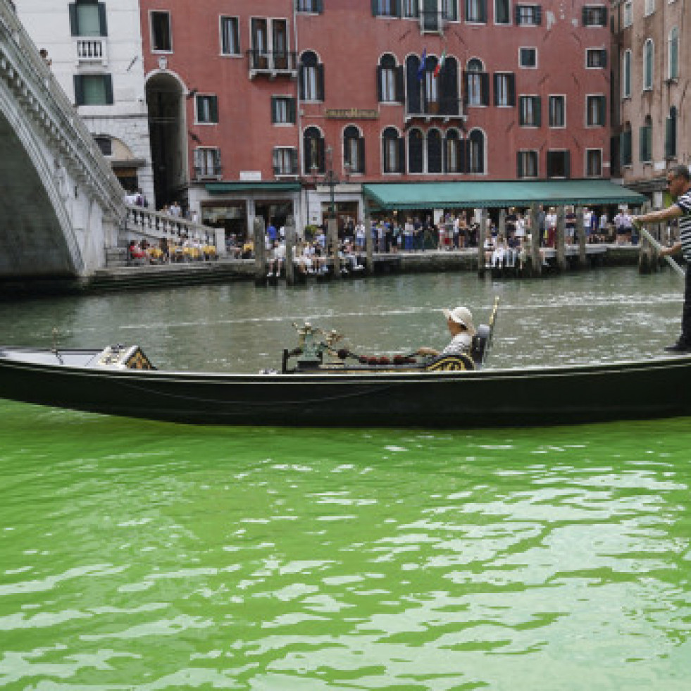 El agua del Gran Canal de Venecia se tiñe de un misterioso verde fluorescente