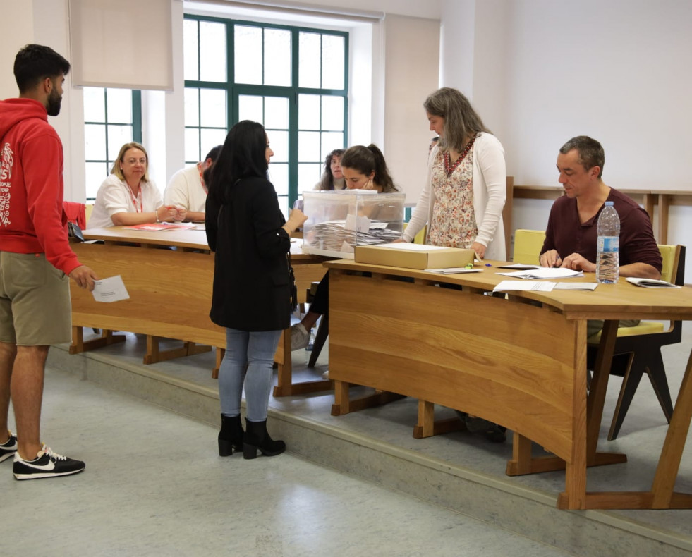 Votación en Corcubión