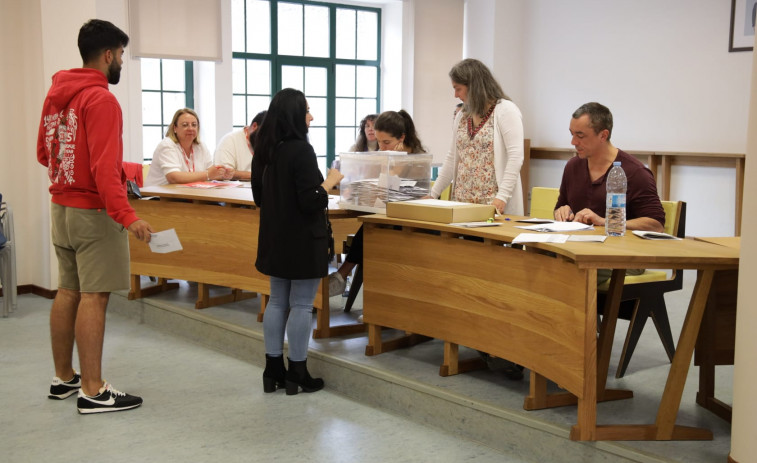 El TSXG valida un voto al PP rodeado con tinta azul, lo que le da un nuevo concejal en Corcubión
