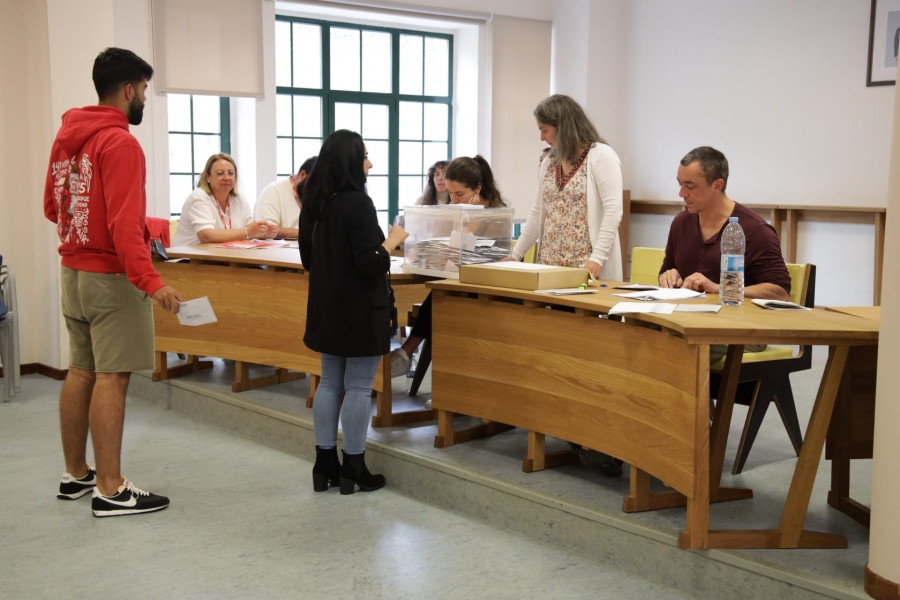 El TSXG valida un voto al PP rodeado con tinta azul, lo que le da un nuevo concejal en Corcubión