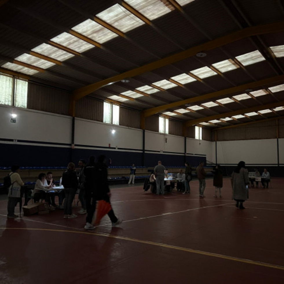 La tormenta deja a oscuras un colegio electoral en Santiago e incidencias de inundaciones