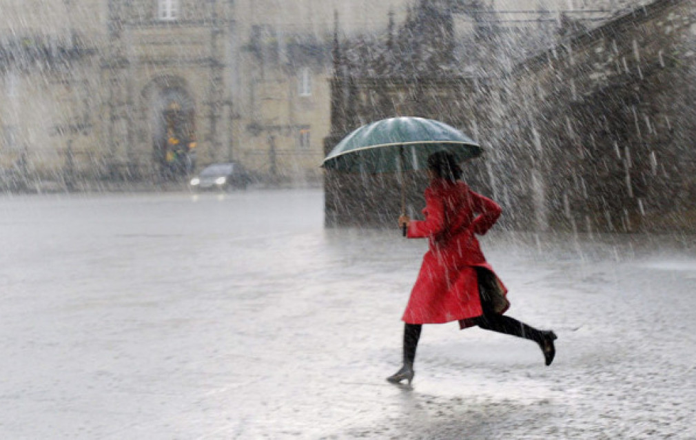 La tormenta deja numerosas incidencias, con inundaciones y un accidente en la AP-9