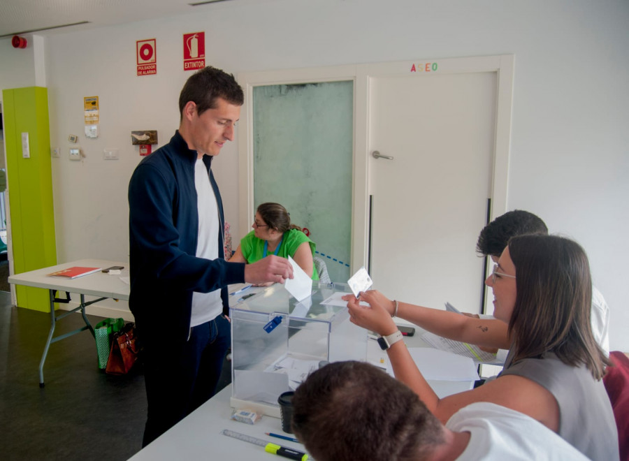 El PP y el edil díscolo de AV se unen para desalojar de la alcaldía de Fisterra a Áurea Domínguez
