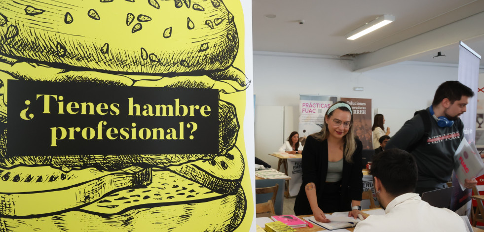 La Feira de Emprego de la Cámara en Carballo, en imágenes
