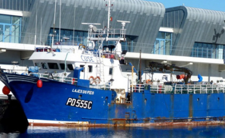 Un barco de Ribeira se va a pique en Las Azores y sus tripulantes están a salvo