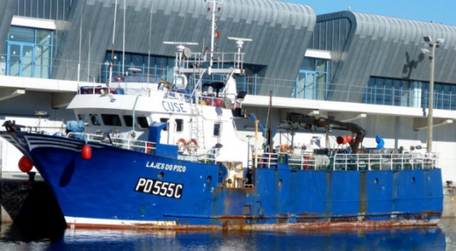 Un barco de Ribeira se va a pique en Las Azores y sus tripulantes están a salvo