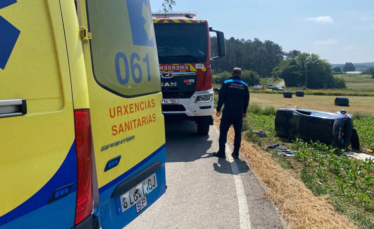 Tres personas resultan heridas tras volcar un coche en Ponteceso