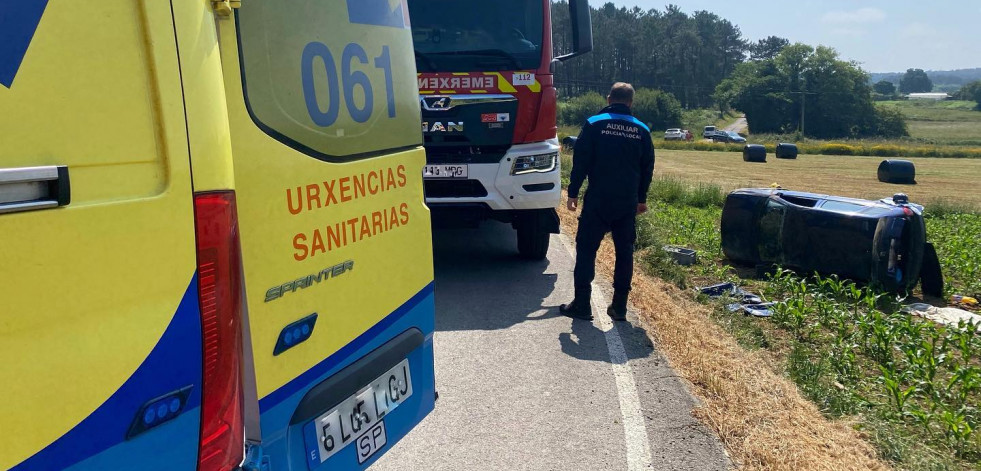 Tres personas resultan heridas tras volcar un coche en Ponteceso