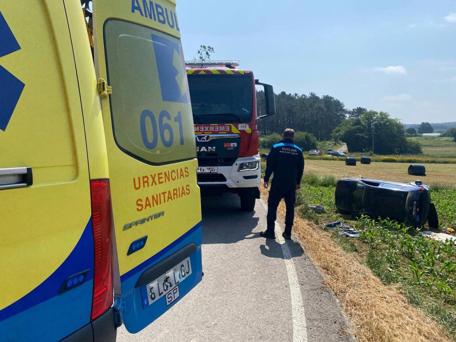 Tres personas resultan heridas tras volcar un coche en Ponteceso