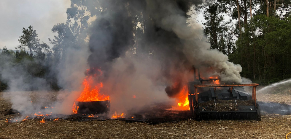 Arde un tractor que realizaba labores de desbroce en Zas