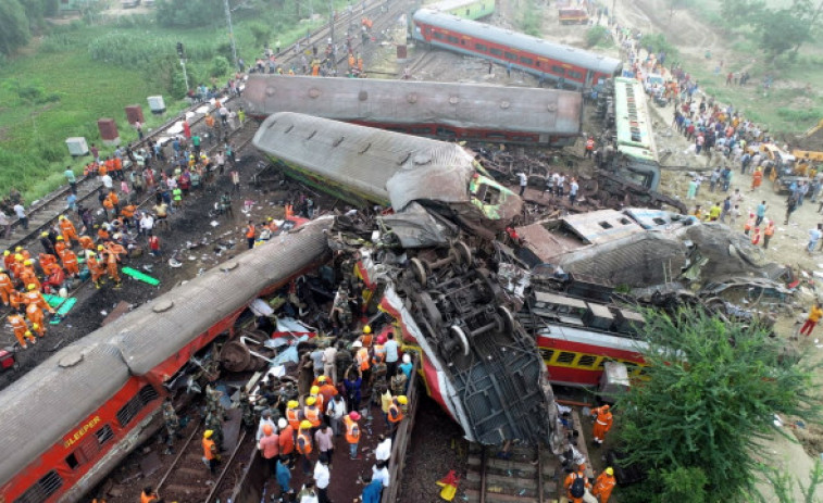 El peor accidente de tren en 20 años deja al menos 261 muertos en la India
