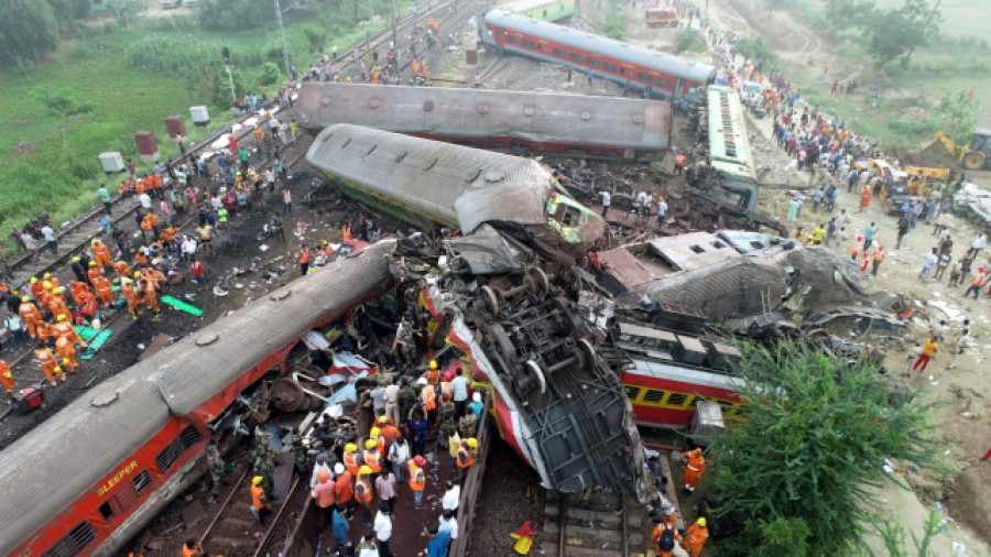 El peor accidente de tren en 20 años deja al menos 261 muertos en la India