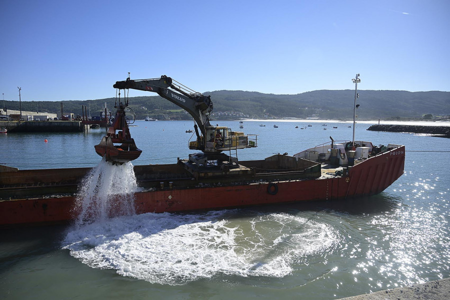 El dragado del puerto de Laxe requerirá de una cuarta campaña