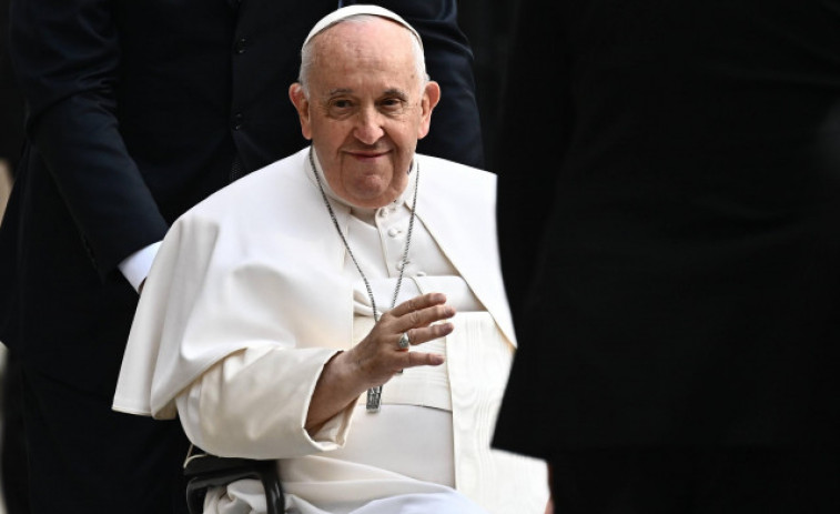 El papa hospitalizado para una operación por riesgo de obstrucción intestinal
