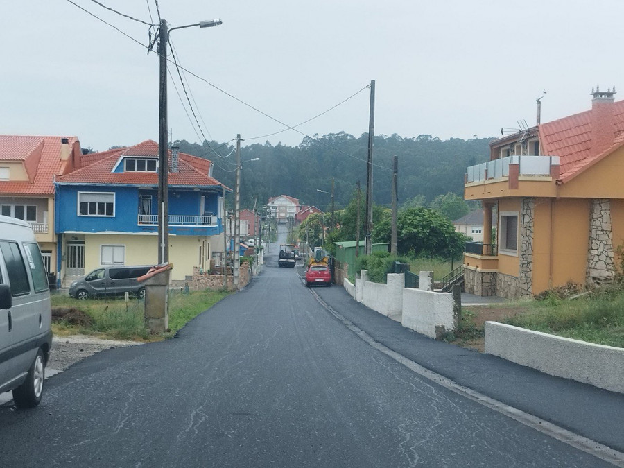 Las obras de pavimentación viaria transforman la localidad camariñana de Lingunde