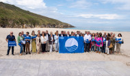La Costa da Morte recibe las banderas azules que lucirá en diez de sus arenales este verano