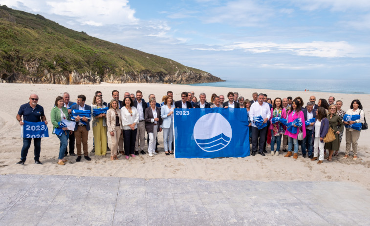 La Costa da Morte recibe las banderas azules que lucirá en diez de sus arenales este verano