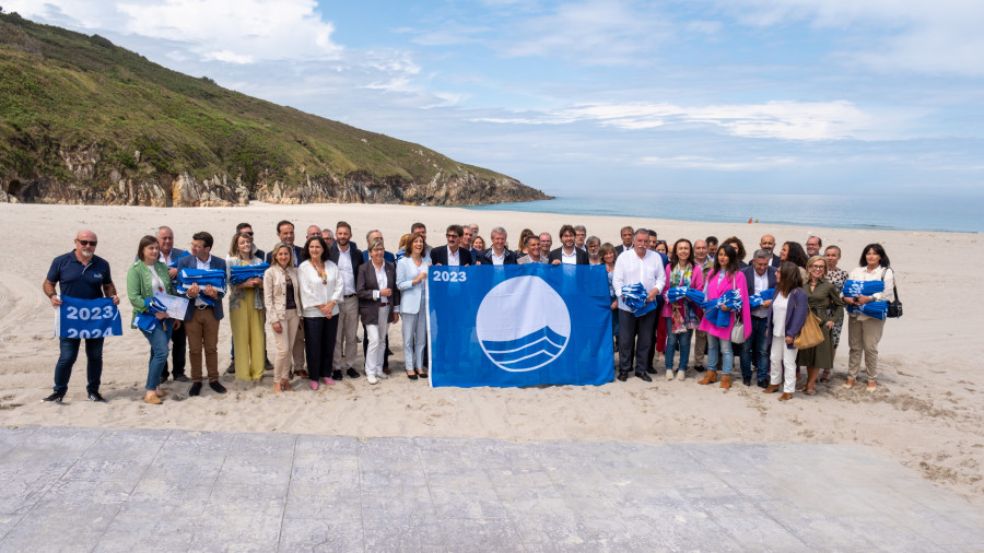 La Costa da Morte recibe las banderas azules que lucirá en diez de sus arenales este verano