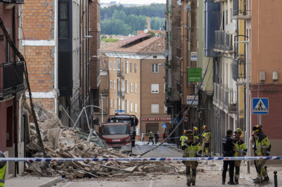 Los Bomberos de Teruel confirman que no hay víctimas bajo los escombros el edificio colapsado