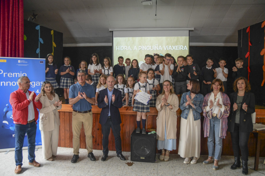La Xunta elogia en Cee el trabajo ganador del premio Innovaugas, del colegio Manuela Rial Mouzo