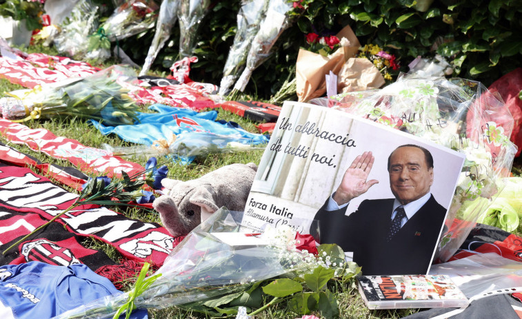 Un velatorio a puerta cerrada en la fortaleza de Berlusconi